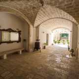 Ad aprirci � Margherita Rotondi, figlia dei proprietari e direttrice artistica degli eventi del palazzo: ci fa accedere all�atrio di ingresso della struttura, caratterizzato da una lunga volta in pietra